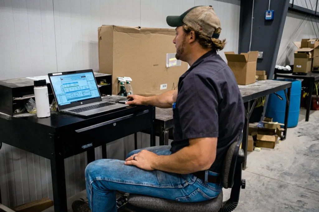 Field Service Technician Updating Repair Orders